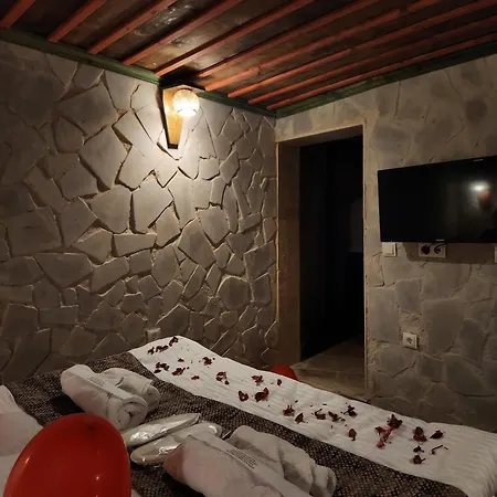 לינה וארוחת בוקר Mmf Cave House 4*