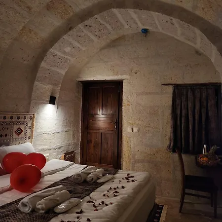 Mmf Cave House Bed & Breakfast *