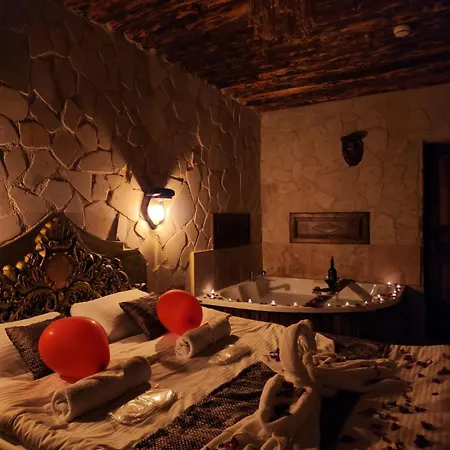 Mmf Cave House Bed & Breakfast