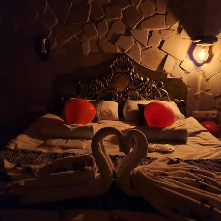 Mmf Cave House Bed & Breakfast *