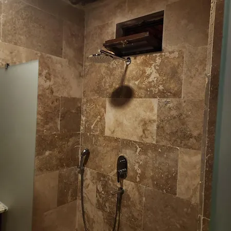 Mmf Cave House Bed & Breakfast *