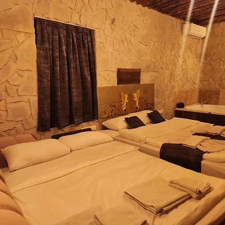 Mmf Cave House Panzió