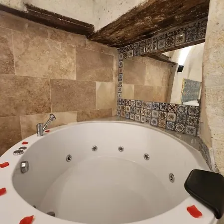 לינה וארוחת בוקר Mmf Cave House 4*