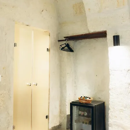 לינה וארוחת בוקר Mmf Cave House 4*