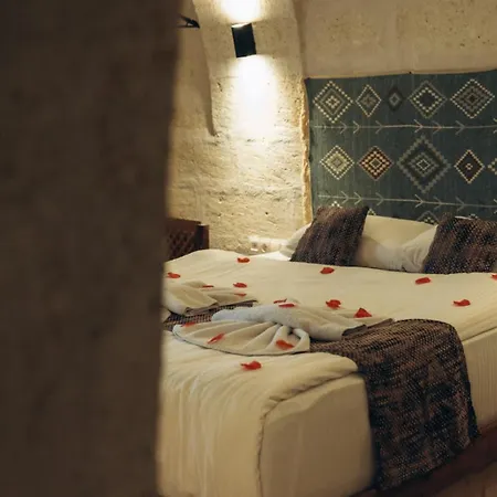 לינה וארוחת בוקר Mmf Cave House 4*